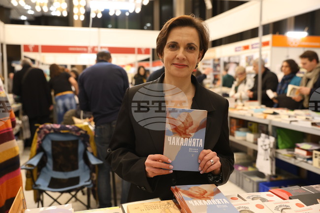  Международен панаир на книгата - щанд на издателство „Жанет 45“ - Деница Илчева - роман „Чакалнята“