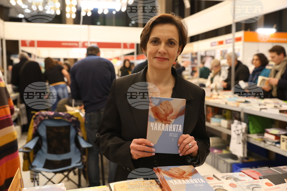 Международен панаир на книгата - щанд на издателство „Жанет 45“ - Деница Илчева - роман „Чакалнята“