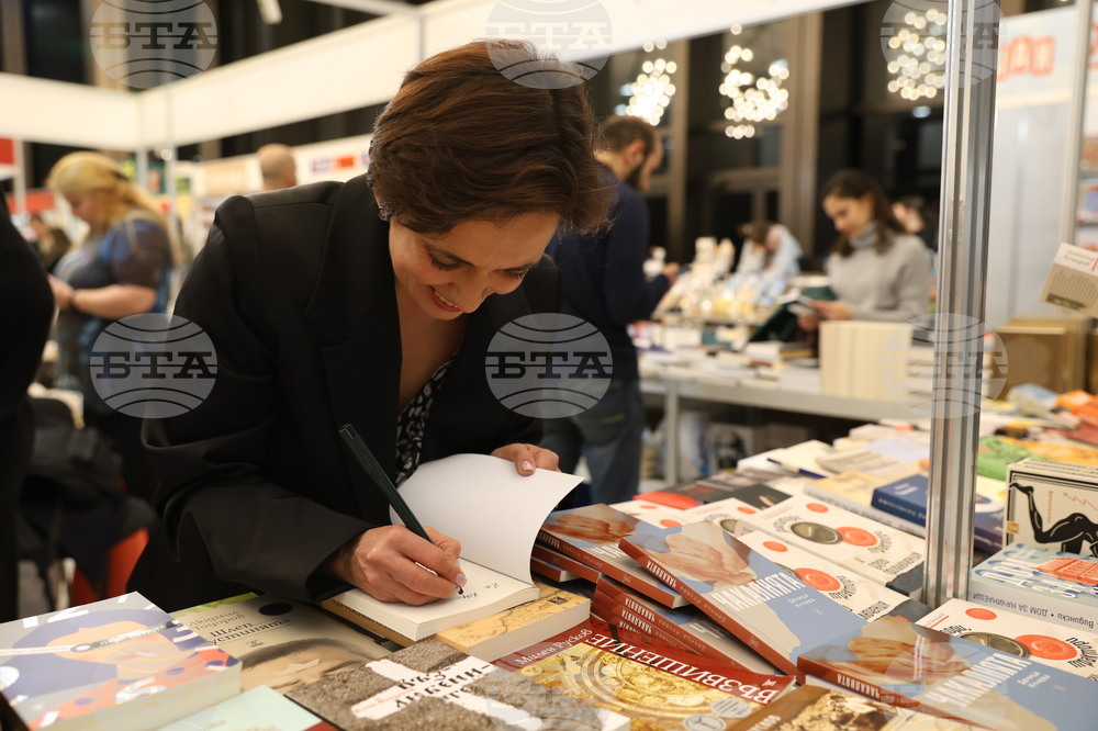 Международен панаир на книгата - щанд на издателство „Жанет 45“ - Деница Илчева - роман „Чакалнята“