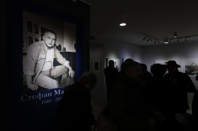 Изложбата “Уловени мигове“ представя 40 литографии на Стефан Марков, които проследяват творческия и житейския му път