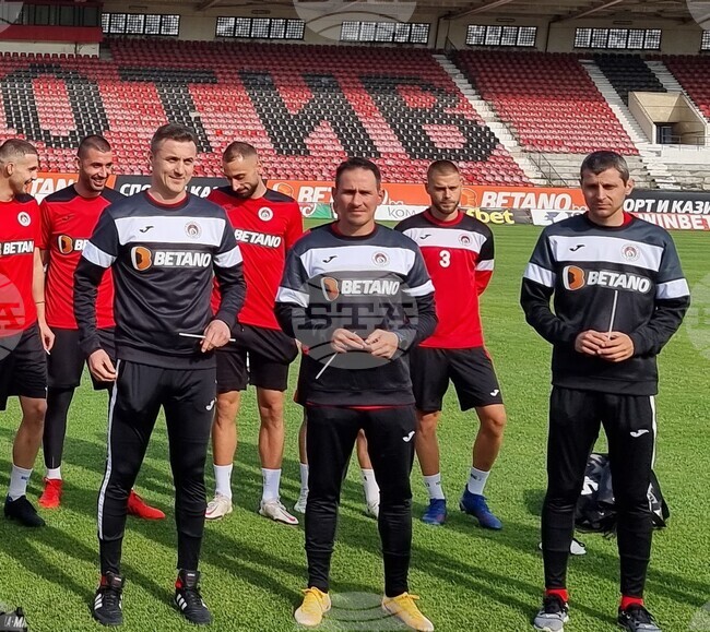 Локомотив (София) чака още четирима нови; Илиан Стефанов не е вариант, но при Ивелин Попов може и да пристигне