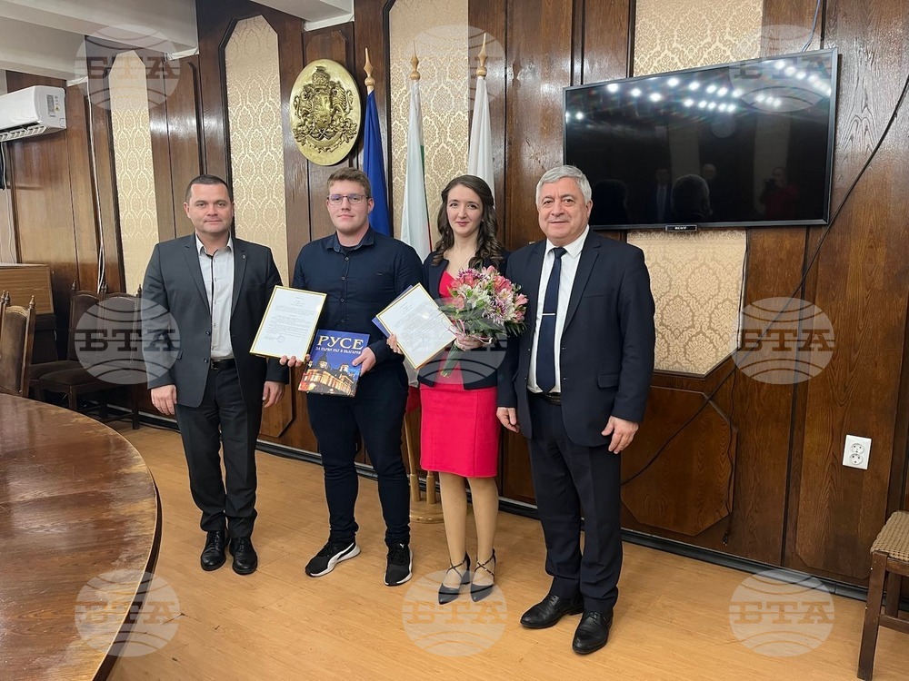 Цветелина Стефанова и Серкан Садулов са „Студенти на годината“ на Община Русе