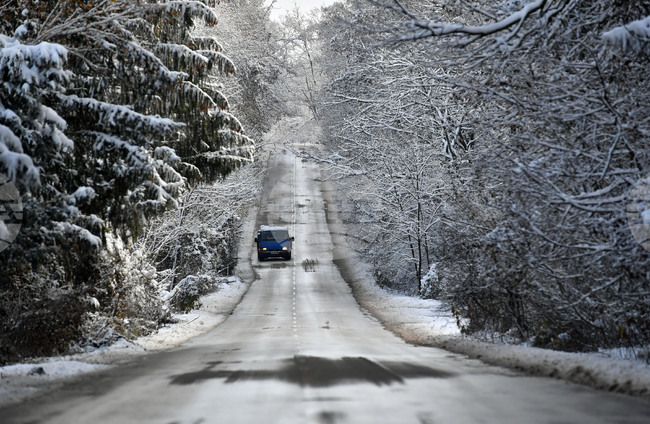 Близо 200 снегорина обработват пътищата в страната, съобщи Агенция „Пътна инфраструктура“ 