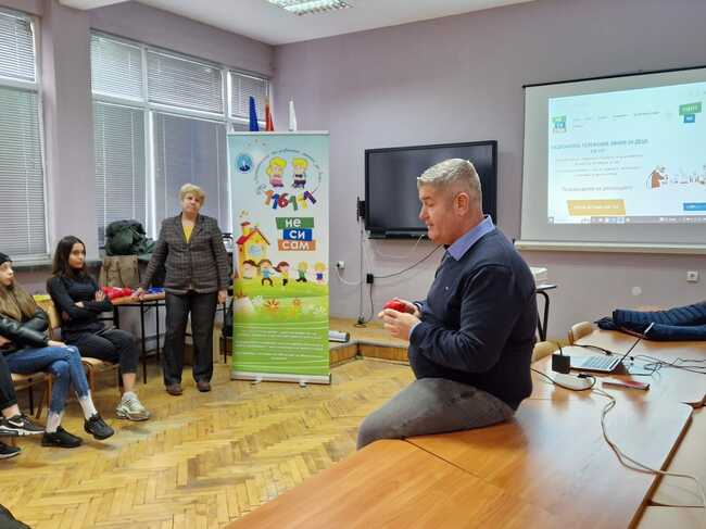 Агенцията за закрила на детето представи работата на Националната телефонна линия за деца 116 111 и приложението към нея пред ученици в Свищов