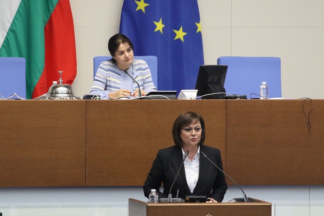 Нинова за конституционните промени: Фалшив дебат за фейк конституция, вносителите се отказаха от тях