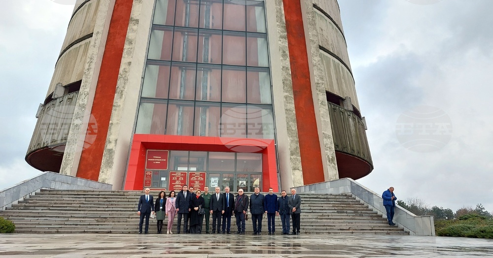 В навечерието на честванията на Плевенската епопея Румен Петков и посланиците на Русия и Беларус почетоха паметта на хилядите загинали воини за Свободата на България
