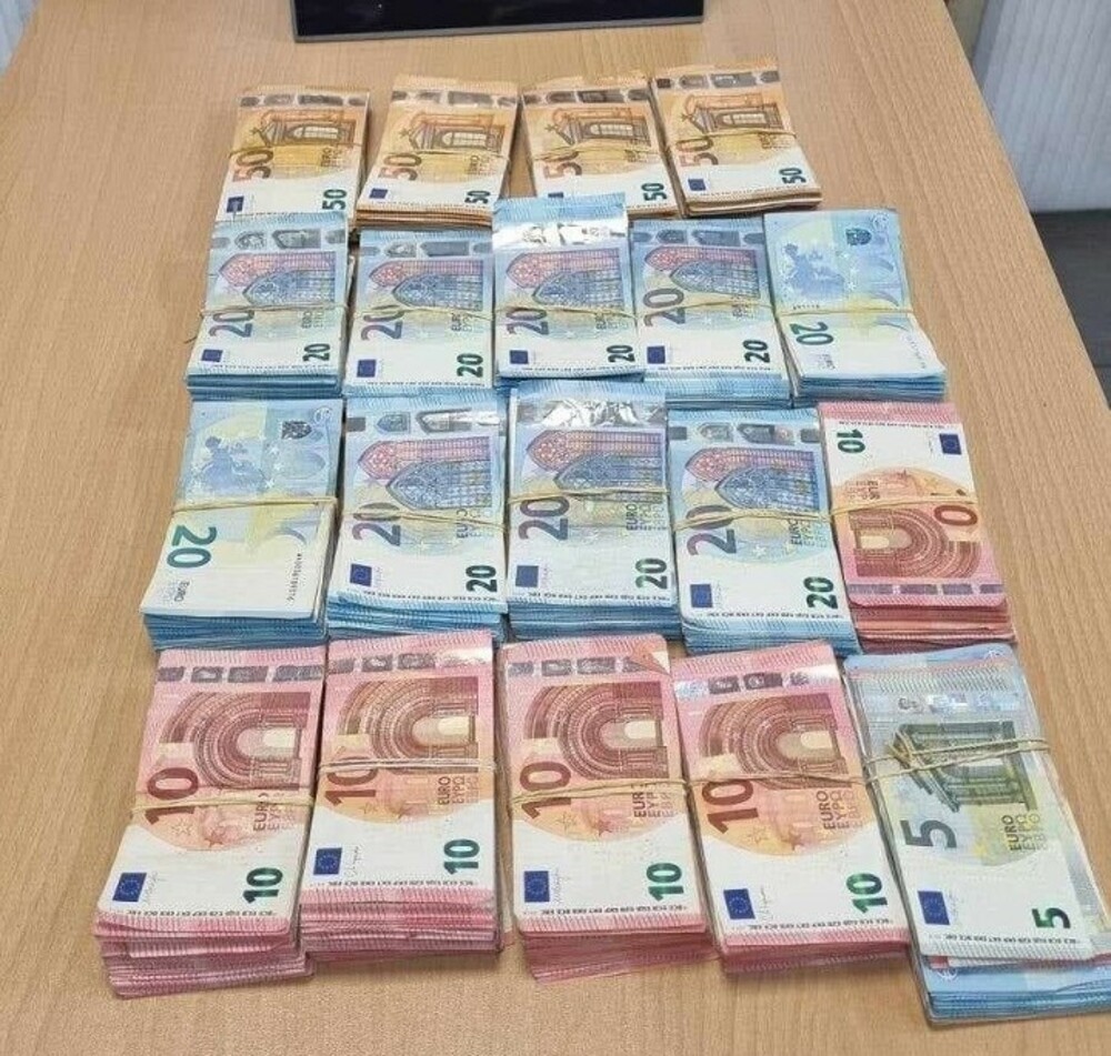 АП Пловдив: Районна прокуратура-Хасково привлече като обвиняеми трима чужденци за недекларирана валута за над 900 000 лева, открита в автомобили на ГКПП Капитан Андреево