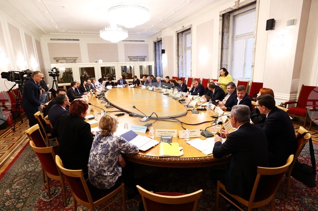 Парламент - Комисия по бюджет и финанси - заседание