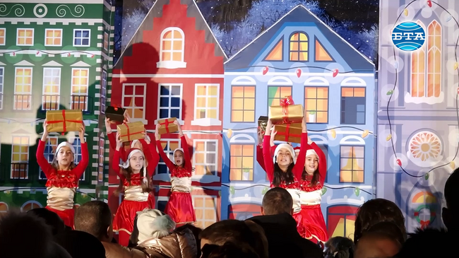 С тържествен концерт и с Дядо Коледа беше дадено началото на коледно-новогодишните прояви в Петрич