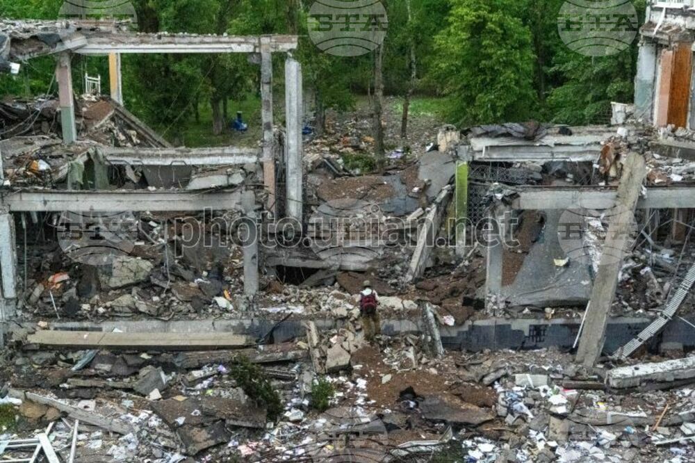 Хората в "градовете мъченици" край Киев се готвят да ги възстановят и разчистват развалините