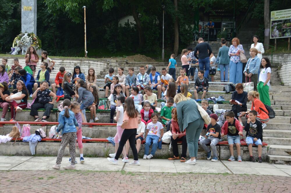 Започнаха интересните занимания в Лятна детска музейна школа. Десетки деца с нетърпение очакваха началото