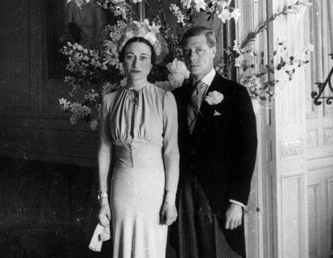 На 11 декември 1936 г. принц Алберт, херцог на Йорк, поема трона в Обединеното кралство, ден след като брат му крал Едуард VIII абдикира