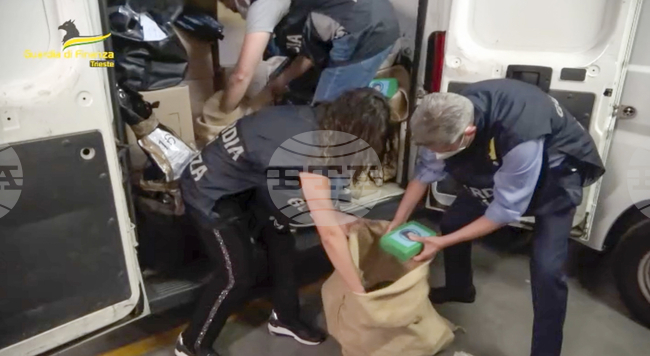 Италианската полиция арестува 384 души и конфискува 1,4 тона наркотици 