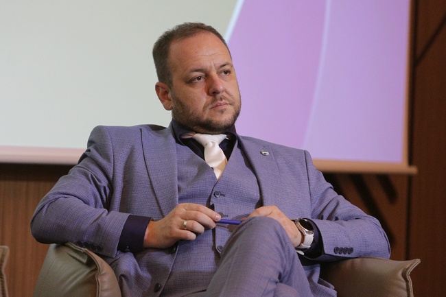 Продължавам да не разбирам защо се стига до такива крайни мерки, коментира вицепремиерът Борислав Сандов излизането на ИТН от правителството
