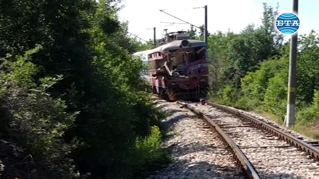 Трима загинаха при тежка катастрофа между влак и камион при Гара Орешец