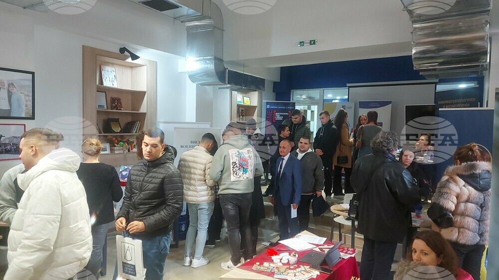 Campaign for Studying in Bulgarian Universities Attracts Strong Interest in Bitola, Strumica