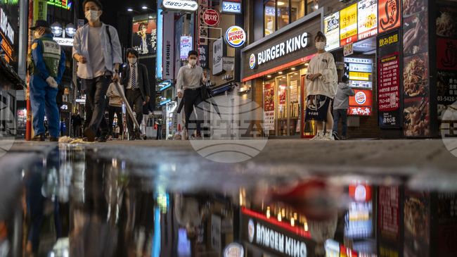 Икономиката на Япония се свива на тримесечна база за първи път от година и половина