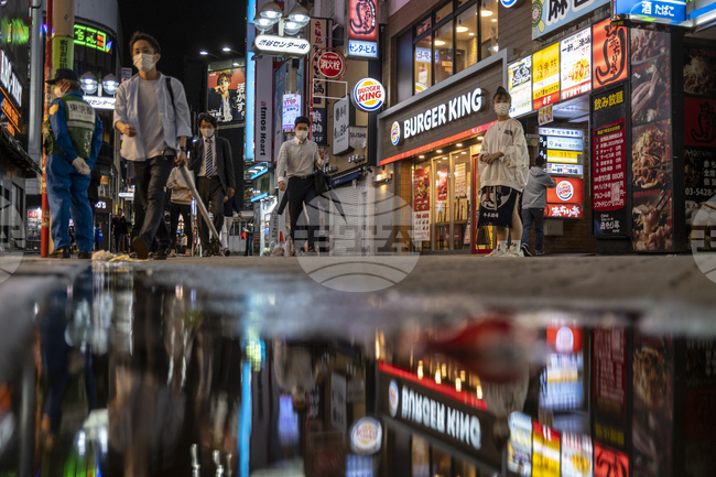 Икономиката на Япония се свива на тримесечна база за първи път от година и половина