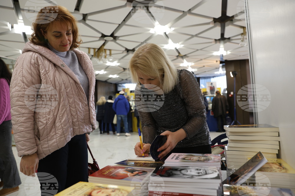 Международен панаир на книгата - щанд на „Изида“ - Ивелина Радионова