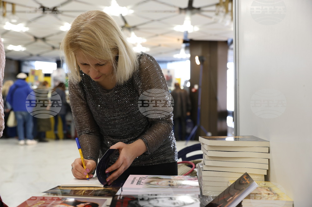 Международен панаир на книгата - щанд на „Изида“ - Ивелина Радионова