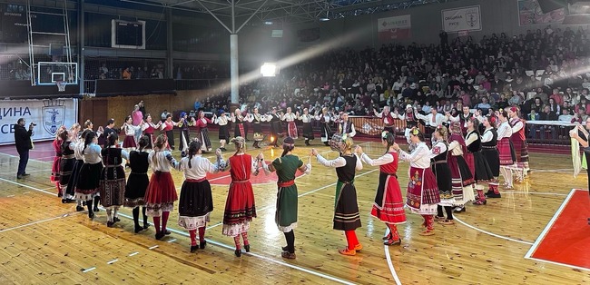 Традиционното Коледно надиграване на Община Русе събра стотици почитатели на фолклора