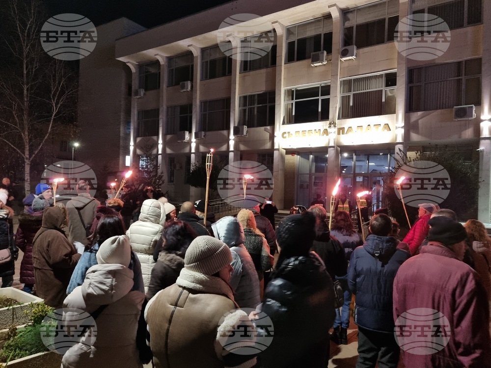 Жители на Благоевград се включиха във факелно шествие в подкрепа на жертви на насилие и на жена, нападната пред дома ѝ