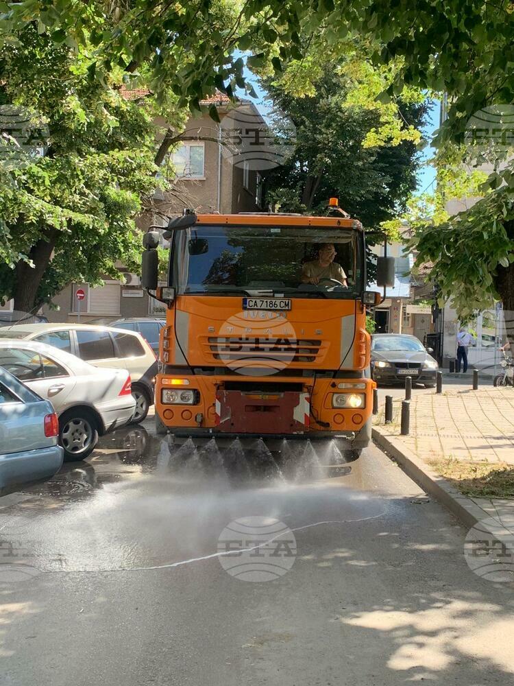 В Русе екипи мият най-засегнатите от бурята улици и булеварди