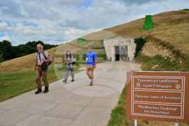 Село Свещари - Тракийска царска гробница - туристи