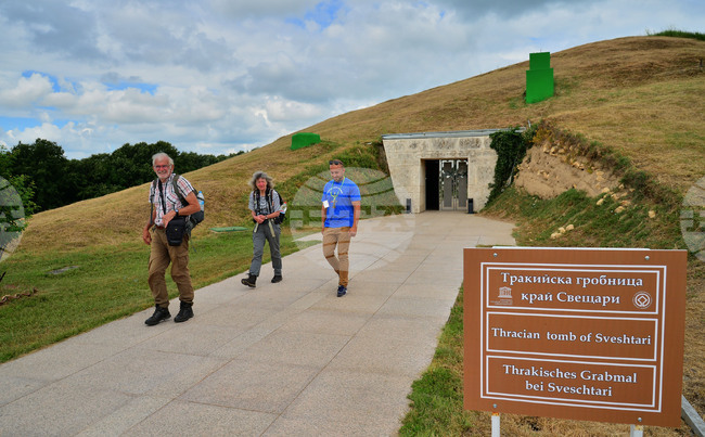 Село Свещари - Тракийска царска гробница - туристи