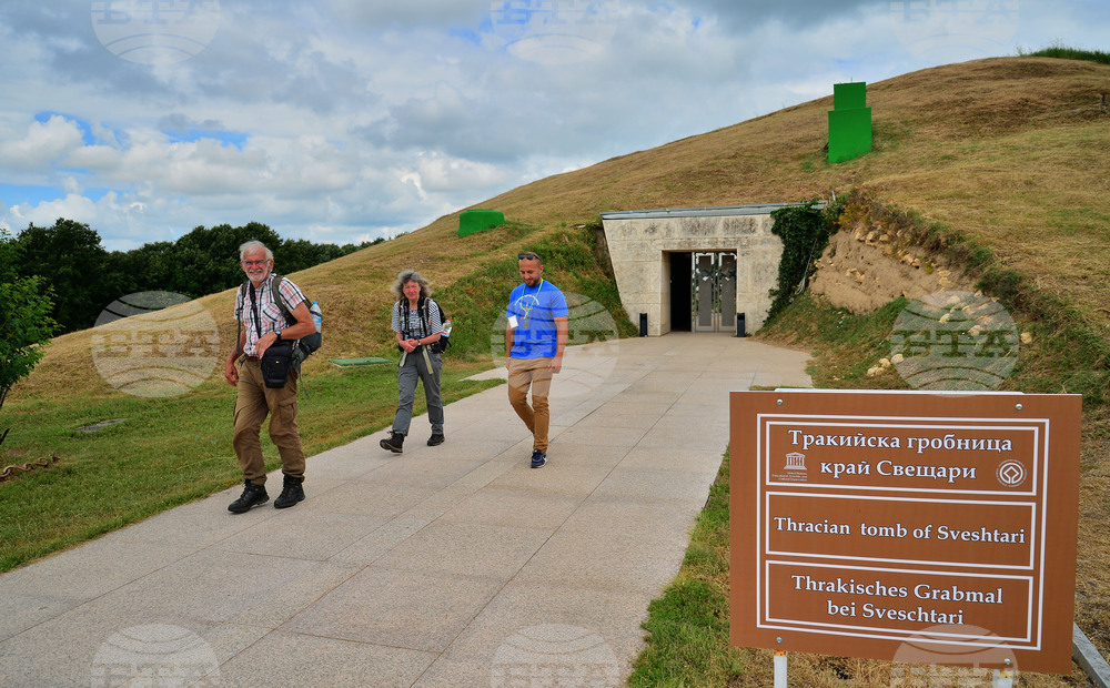 Село Свещари - Тракийска царска гробница - туристи