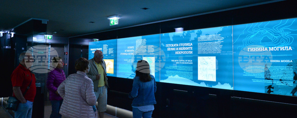 Село Свещари - Тракийска царска гробница - туристи