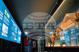 Село Свещари - Тракийска царска гробница - туристи