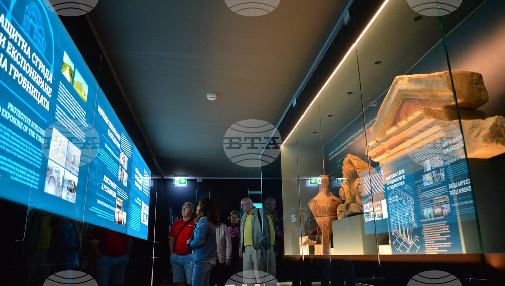 Село Свещари - Тракийска царска гробница - туристи