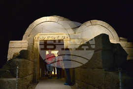 Село Свещари - Тракийска царска гробница - туристи