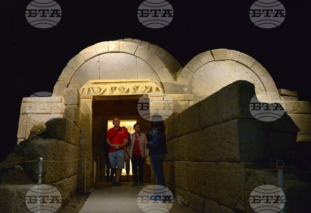 Село Свещари - Тракийска царска гробница - туристи