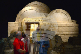 Село Свещари - Тракийска царска гробница - туристи