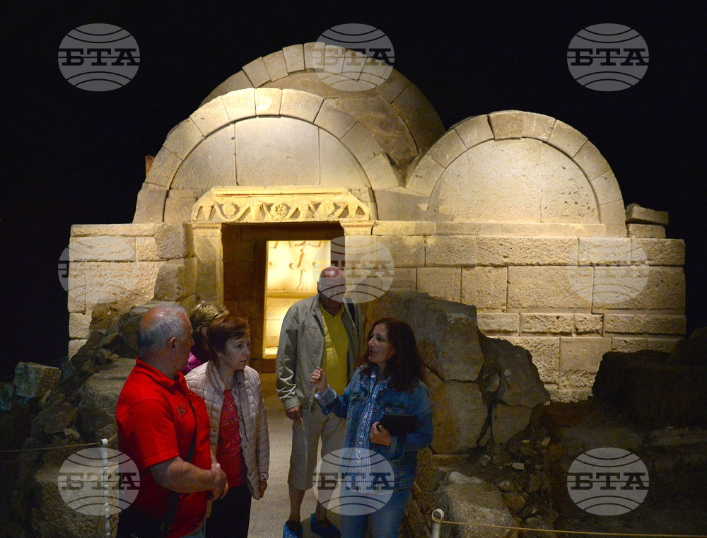 Село Свещари - Тракийска царска гробница - туристи