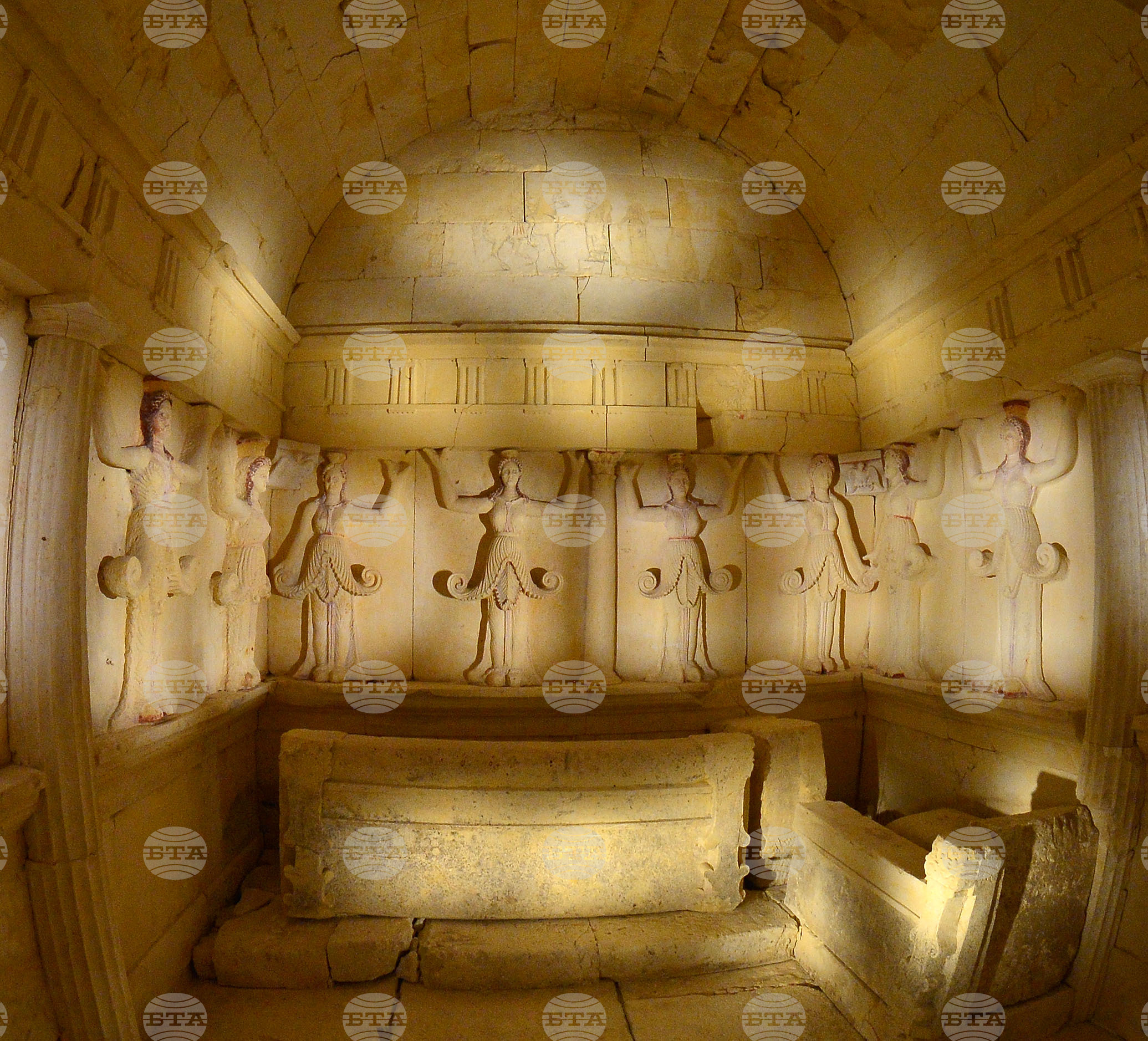 Село Свещари - Тракийска царска гробница - туристи