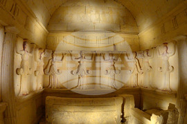 Село Свещари - Тракийска царска гробница - туристи