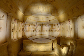 Село Свещари - Тракийска царска гробница - туристи