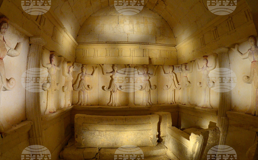 Село Свещари - Тракийска царска гробница - туристи