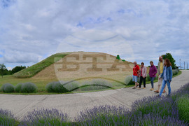 Село Свещари - Тракийска царска гробница - туристи