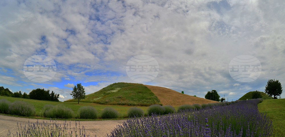 Село Свещари - Тракийска царска гробница - туристи
