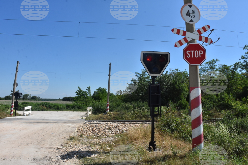Инцидент е възникнал в гара Сахране в Павелбанско, спрян е бързият влак Бургас - София