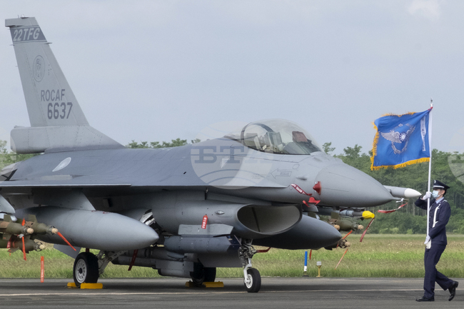 Американски производители на Ф-16 работят извънредно, за да ускорят доставката на изтребителите за Тайван, заяви Тайпе