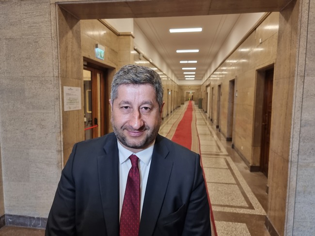 Не става дума за пазар, а за цялостна визия, която мандатоносителят трябва да предложи как ще се разпределят отговорностите, коментира Христо Иванов