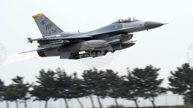 Няколко американски бойни самолета се разбиха на територията на Кувейт, екипажите са оцелели, съобщи кувейтското министерство на отбраната