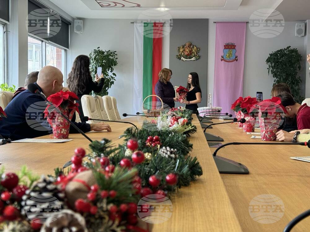 Кметът на Казанлък Галина Стоянова награди тазгодишните стипендианти на Общината
