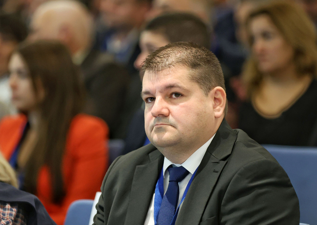 Затрудненията на големите технологични компании по света, които съкращават служители, се отразяват у нас със спад на растежа
