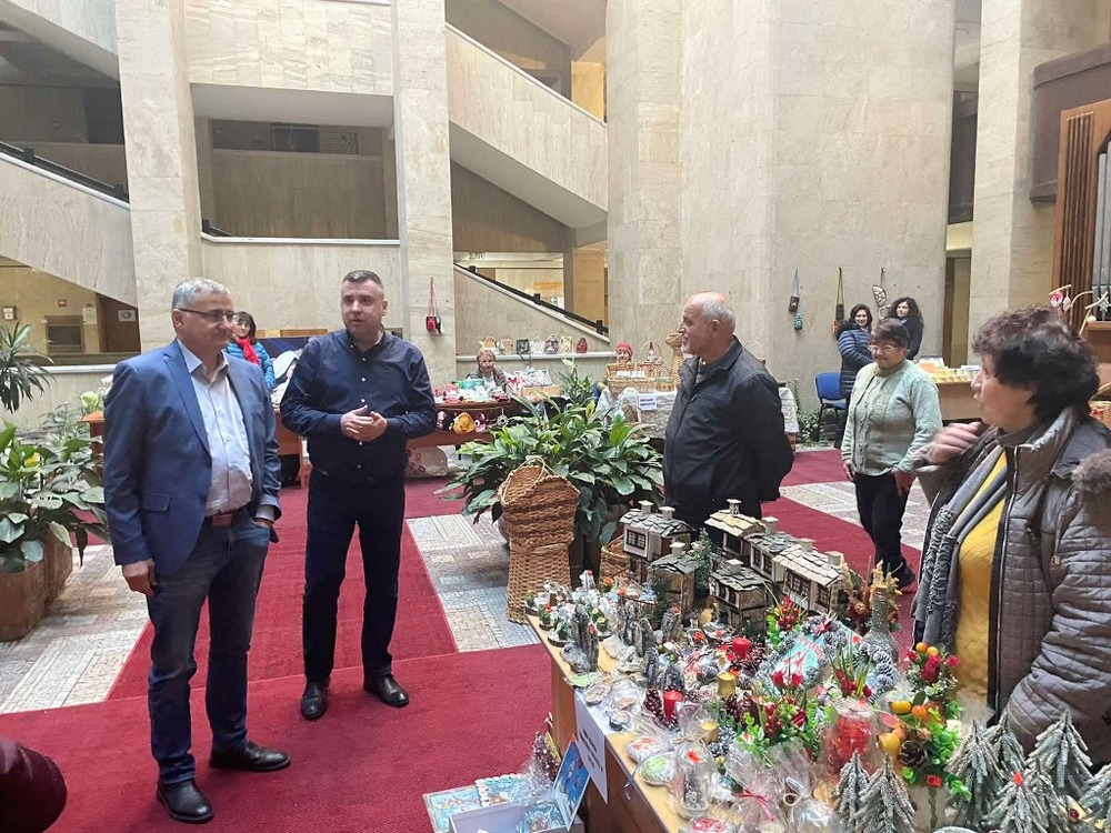 Областна администрация Смолян: Областният управител Захари Сираков откри Коледния базар в атриума на Областна администрация Смолян